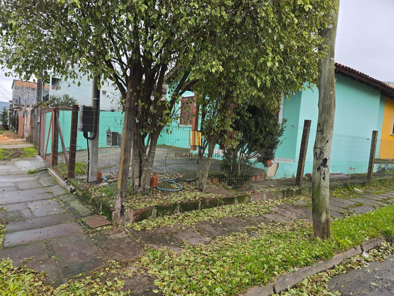 Casa de esquina no bairro Hípica - 2 dormitórios