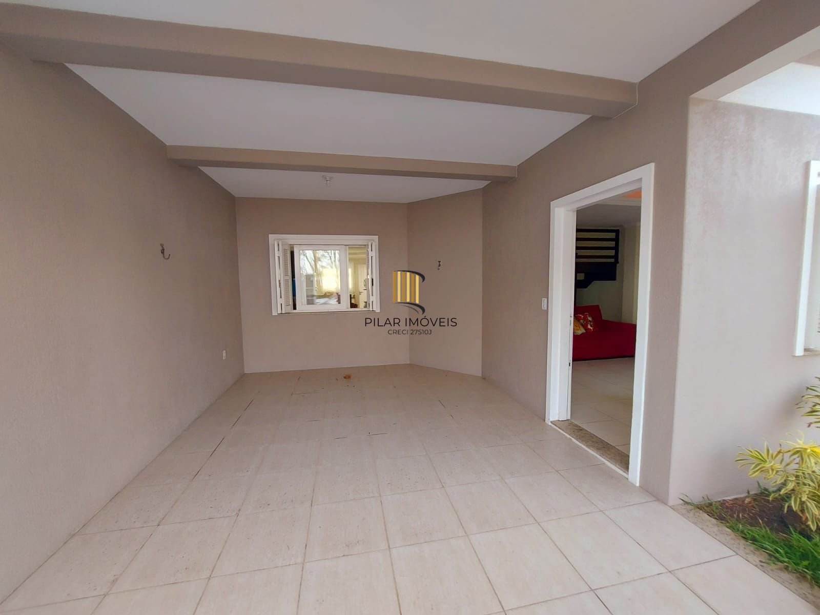 Ótimo sobrado semi mobiliado, 4 dormitórios sendo uma suíte, com piscina, em frente ao mar em Nova Tramandaí