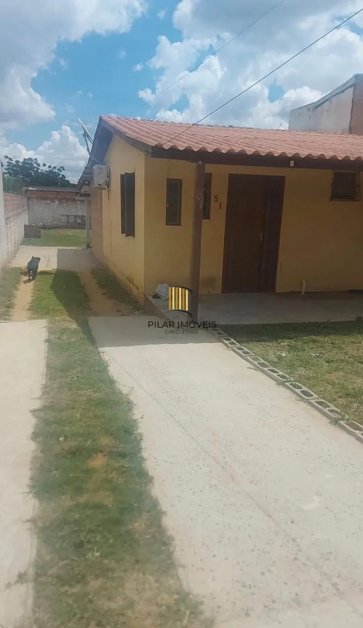 Ótima casa em de 2 dormitórios com piscina  localizada em Viamão
