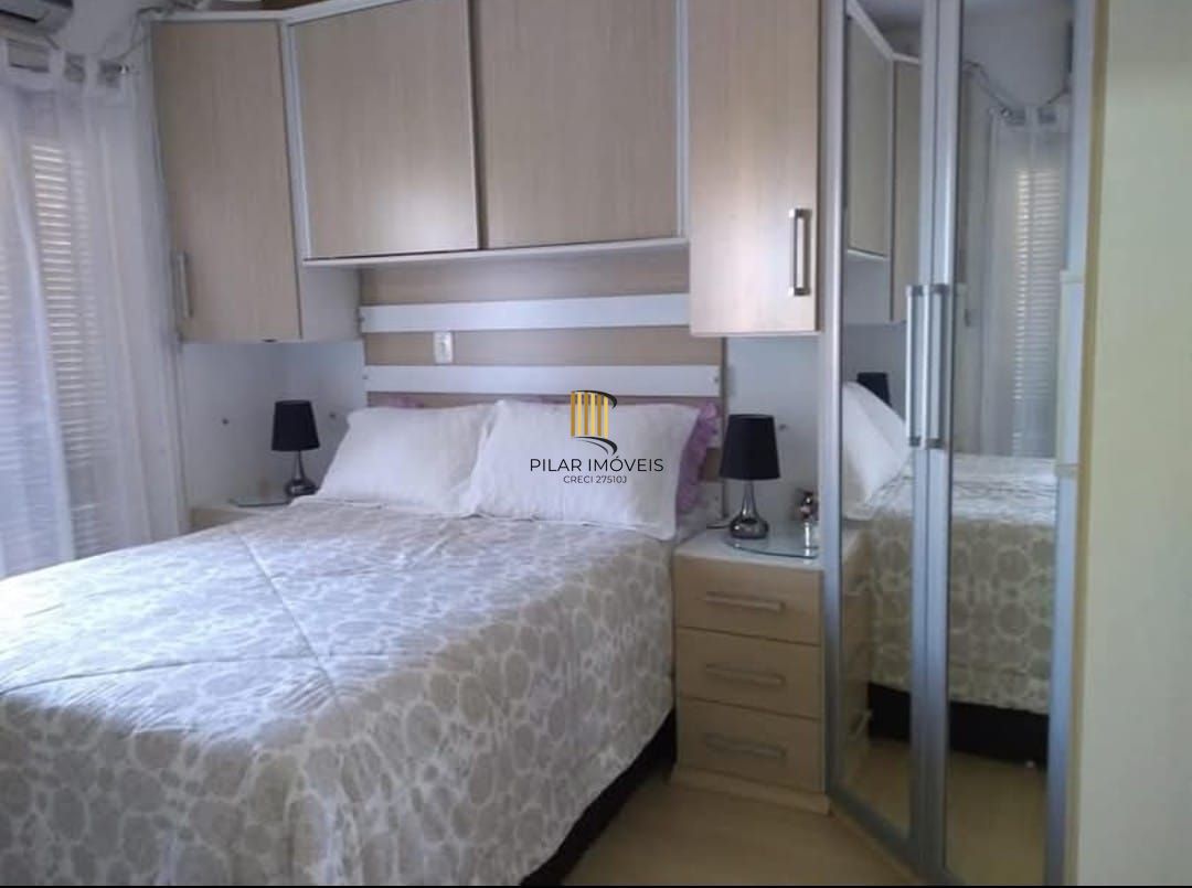 Sobrado no bairro Hípica 3 dormitórios - 2 vagas de garagem