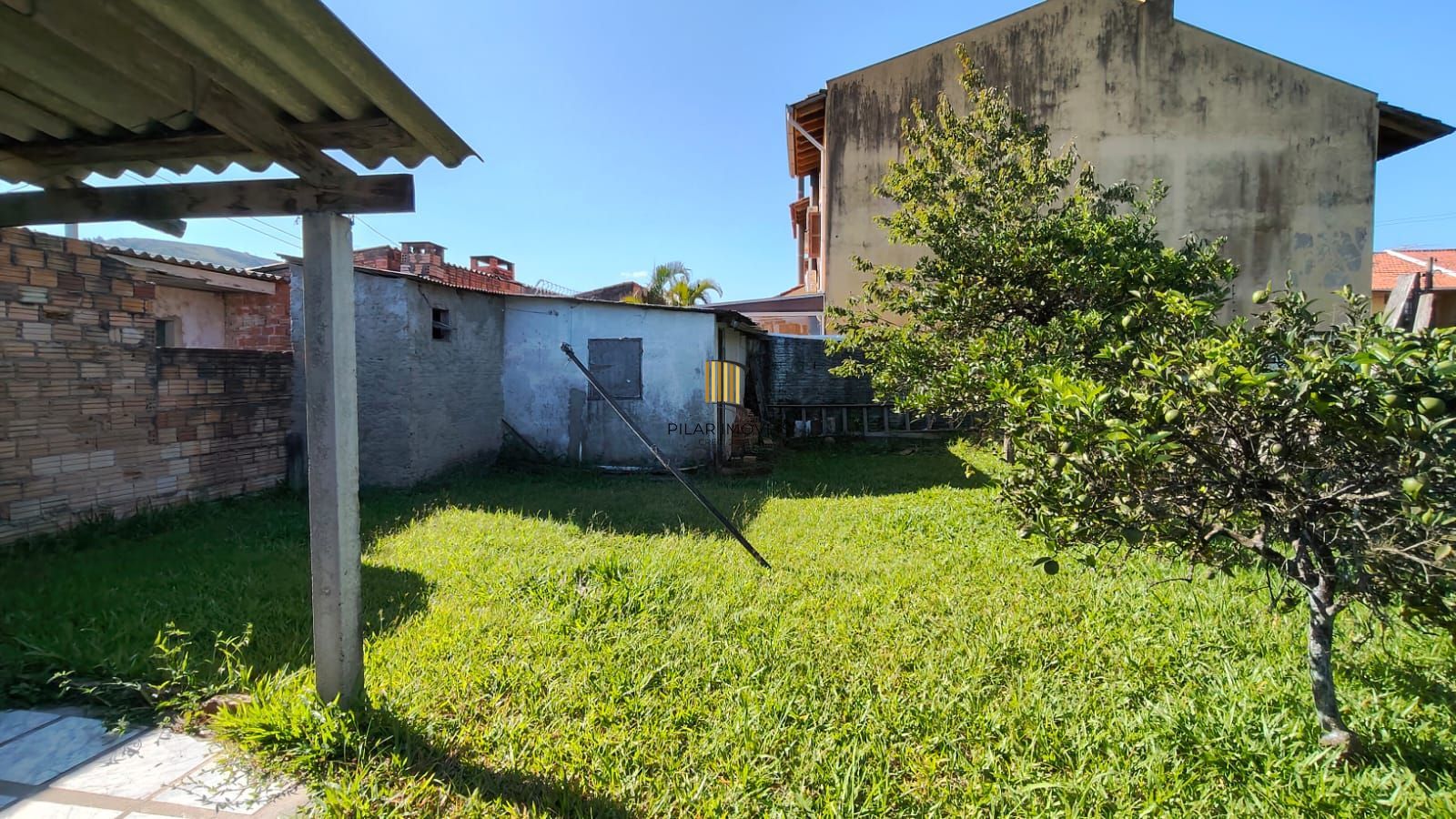 Casa com Terreno Grande com ótima Localização