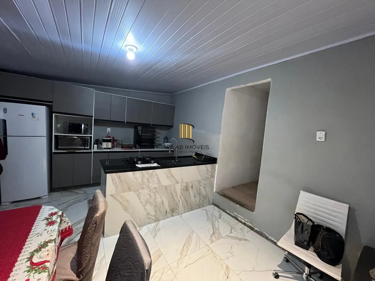 Ótima casa em de 2 dormitórios com piscina  localizada em Viamão