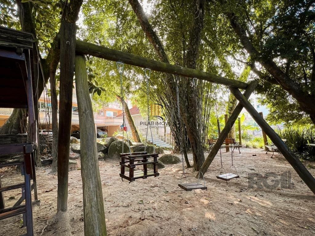 Casa em Condomínio no bairro Pedra Redonda - 5 dormitórios