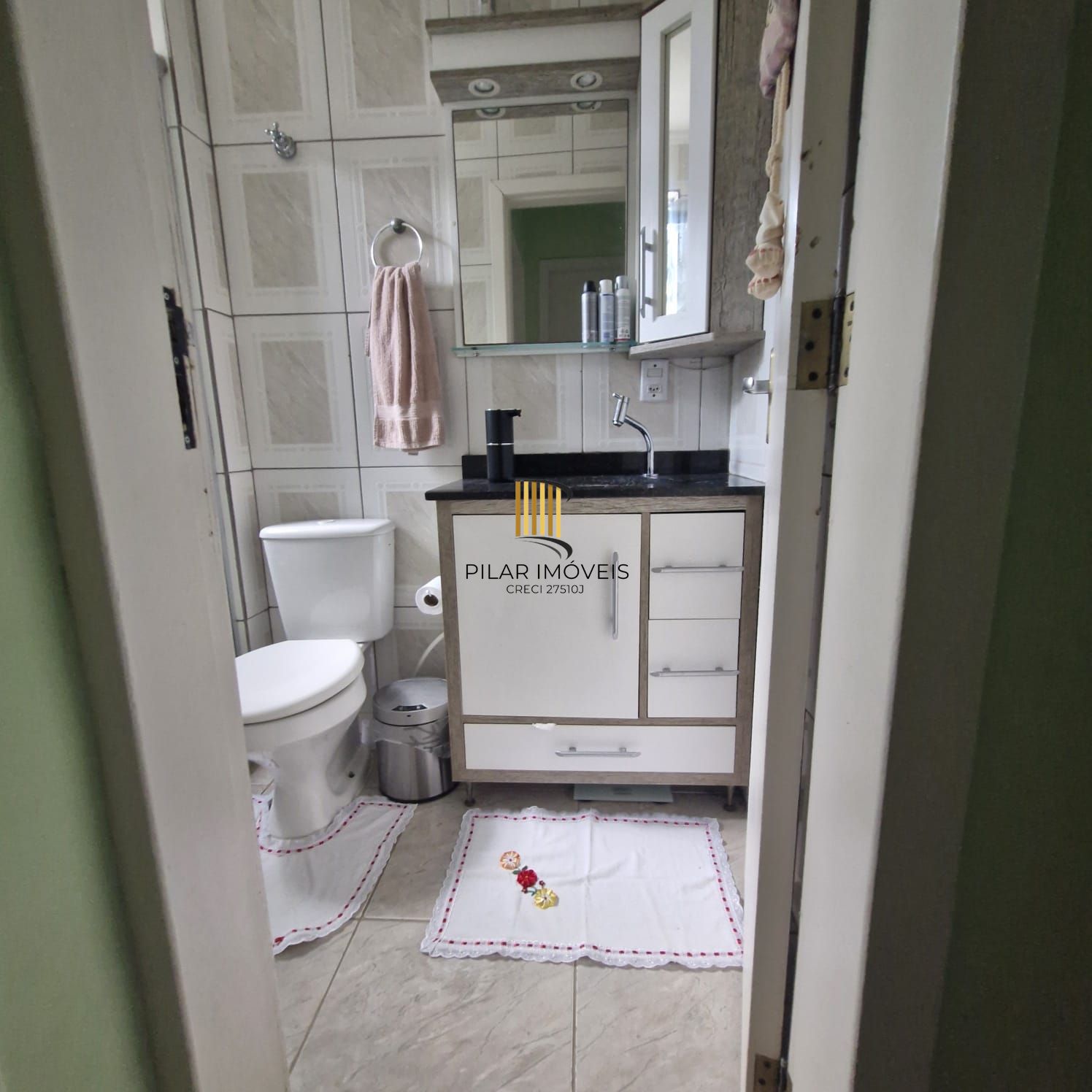 Apartamento de 2 dormitórios semi mobiliado no Bairro Camaquã