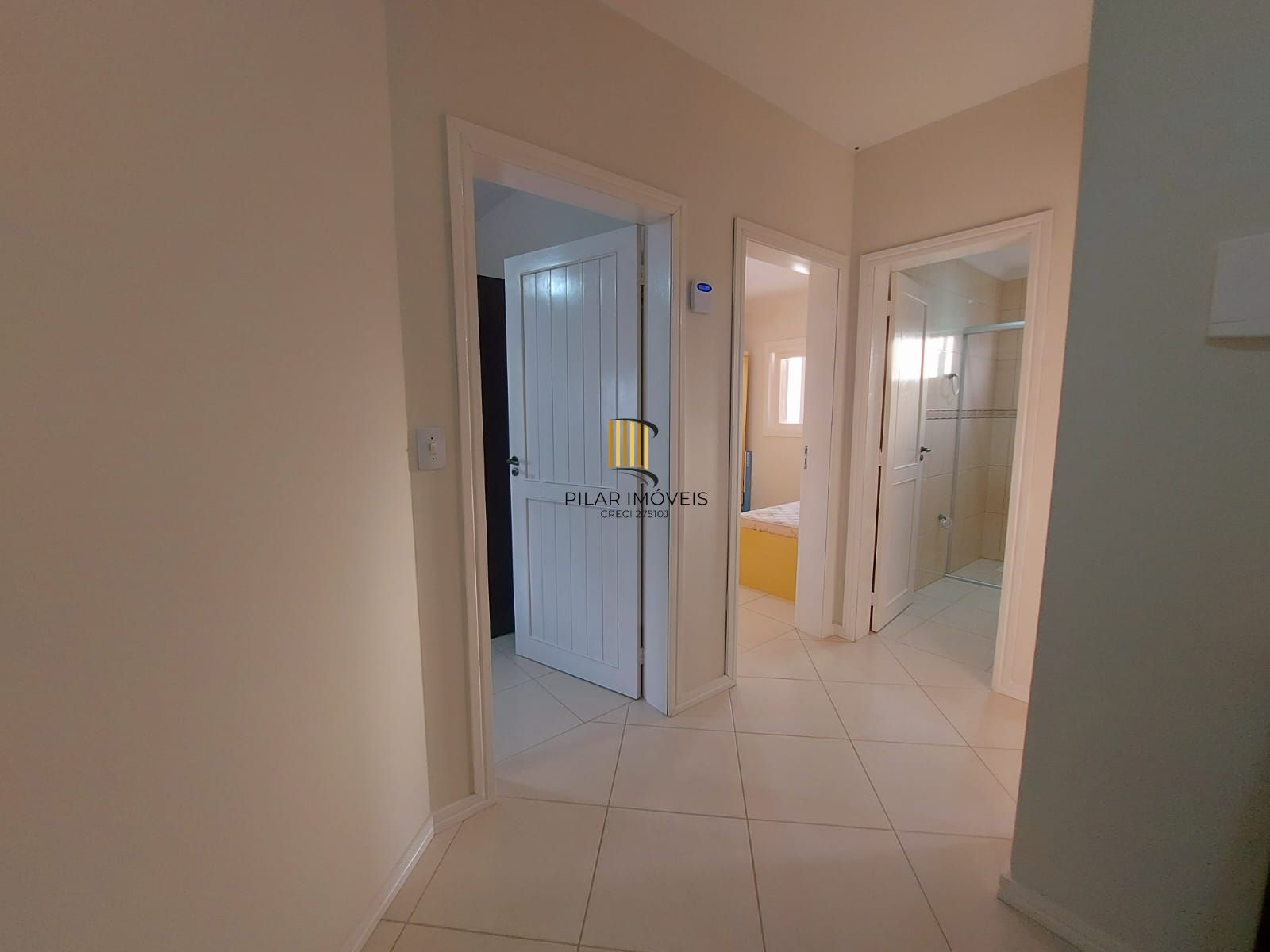 Ótimo sobrado semi mobiliado, 4 dormitórios sendo uma suíte, com piscina, em frente ao mar em Nova Tramandaí