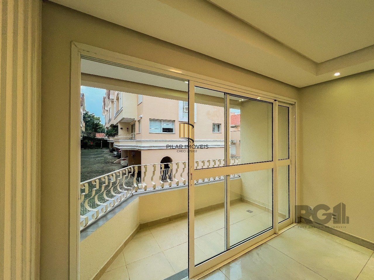 Casa em Condomínio no bairro Pedra Redonda - 5 dormitórios