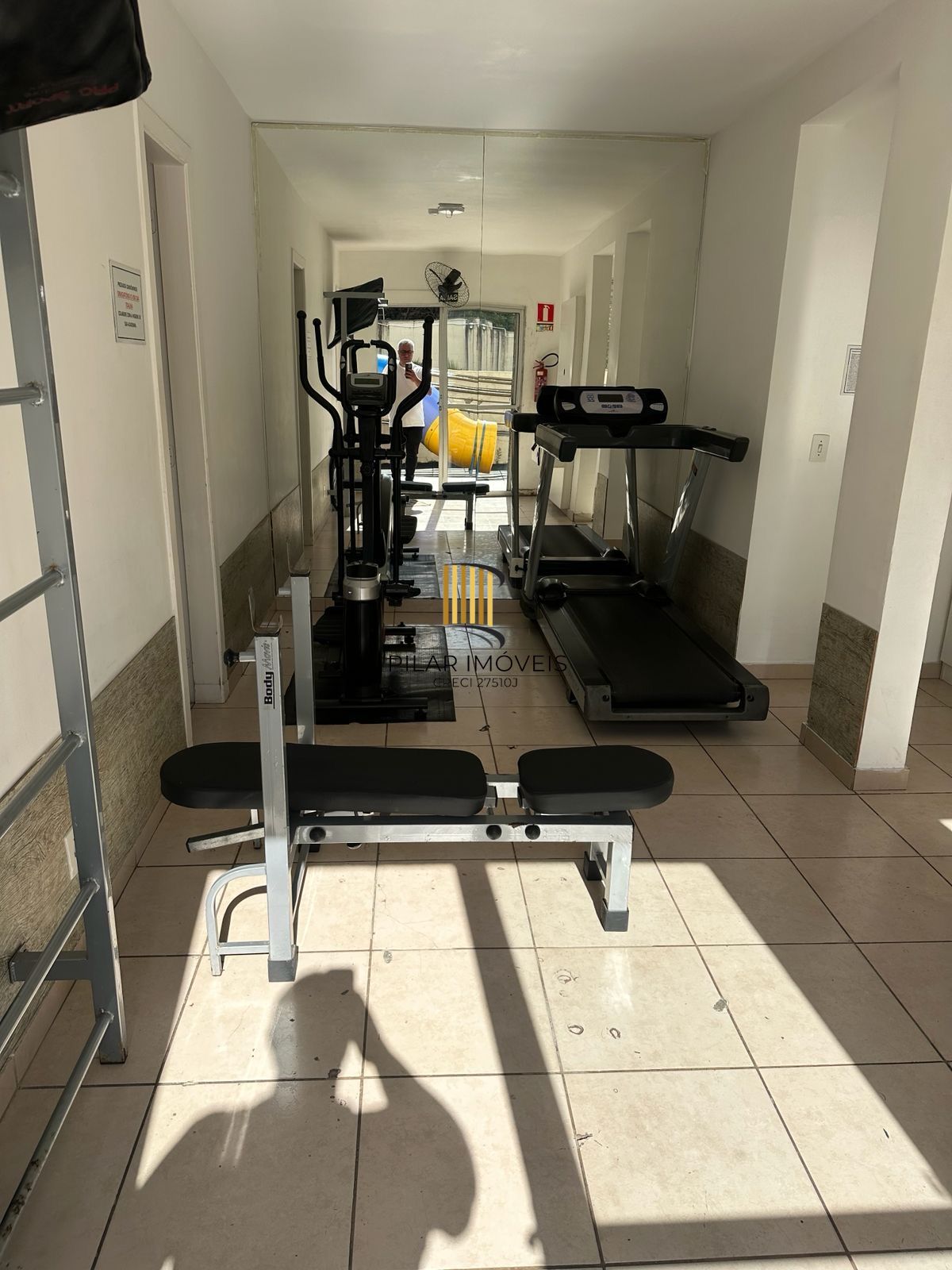 Apartamento com suíte semi mobiliado