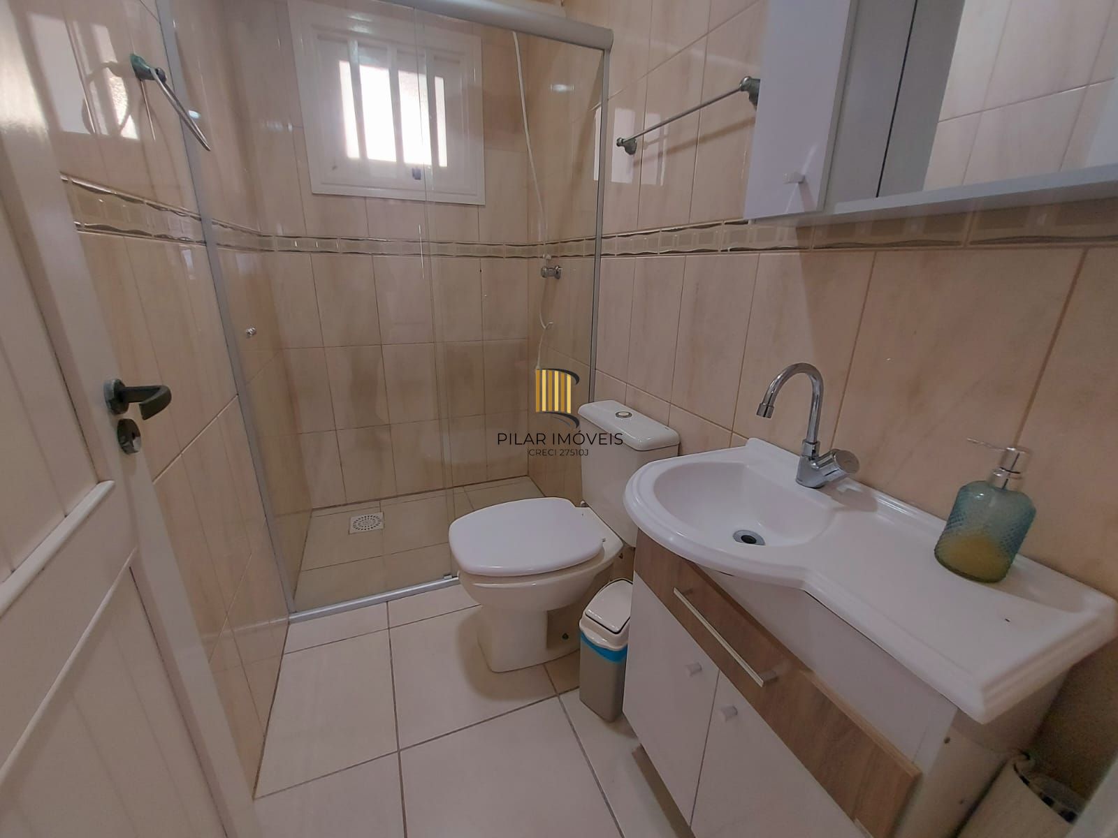 Ótimo sobrado semi mobiliado, 4 dormitórios sendo uma suíte, com piscina, em frente ao mar em Nova Tramandaí