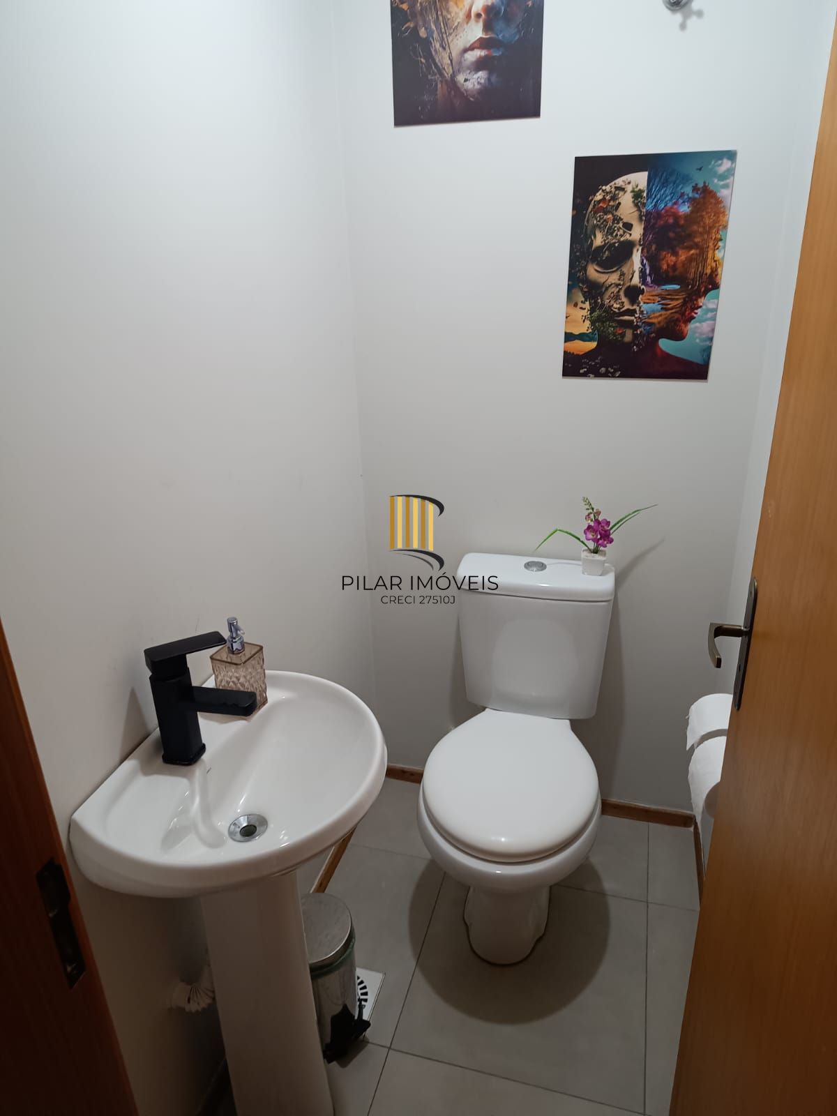 Sobrado em condomínio fechado no bairro Ponta Grossa