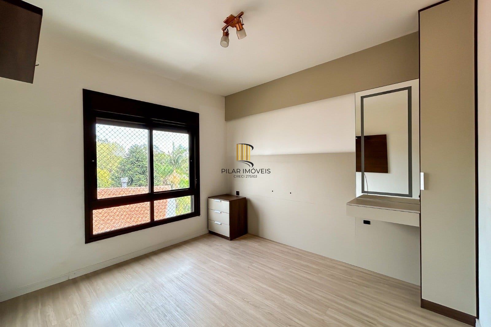 Apartamento no bairro Ipanema, 3 dormitórios - 1 suíte - 2 vagas