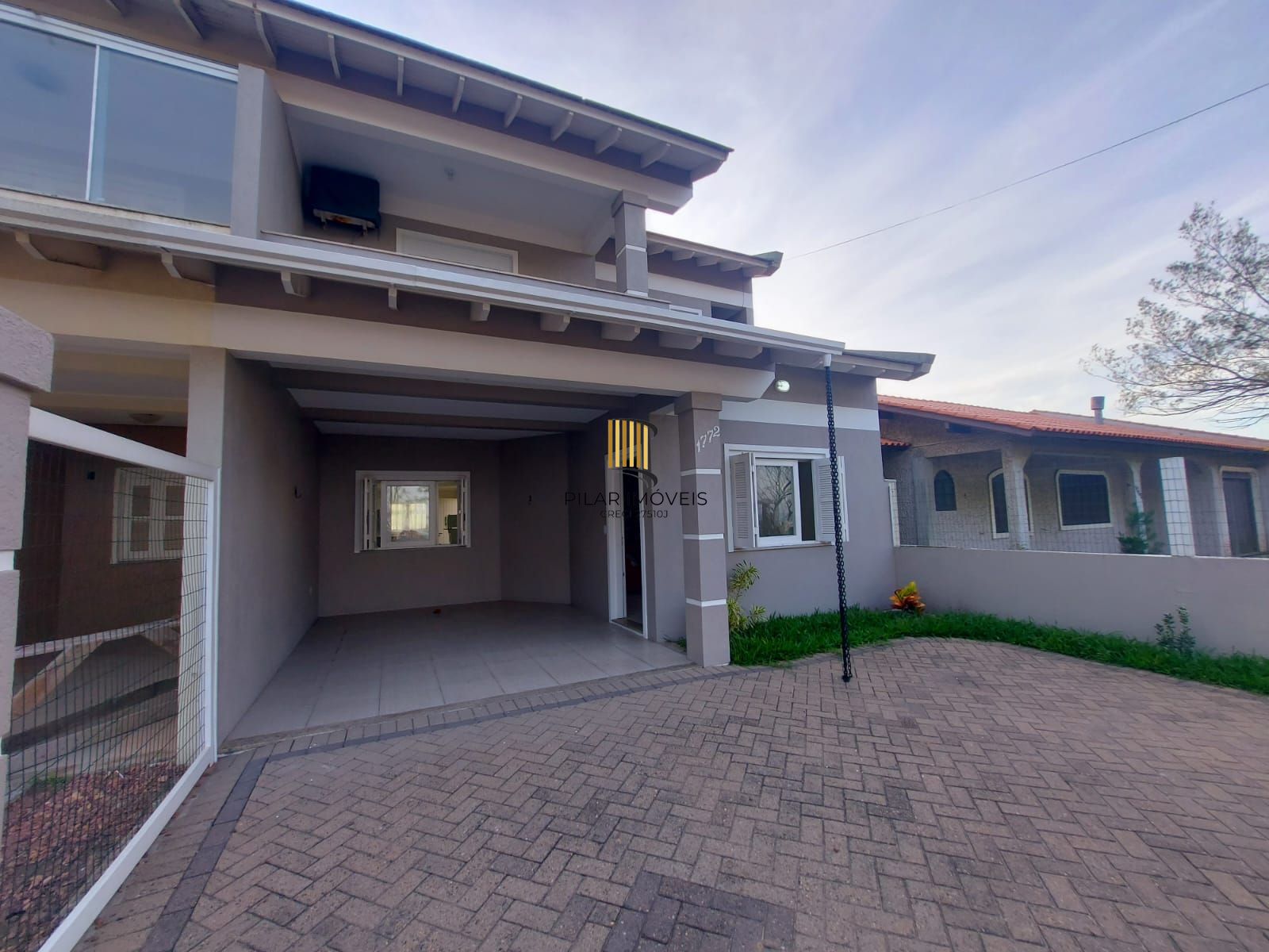 Ótimo sobrado semi mobiliado, 4 dormitórios sendo uma suíte, com piscina, em frente ao mar em Nova Tramandaí