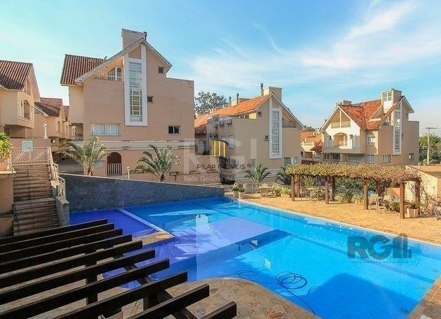 Casa em Condomínio no bairro Pedra Redonda - 5 dormitórios