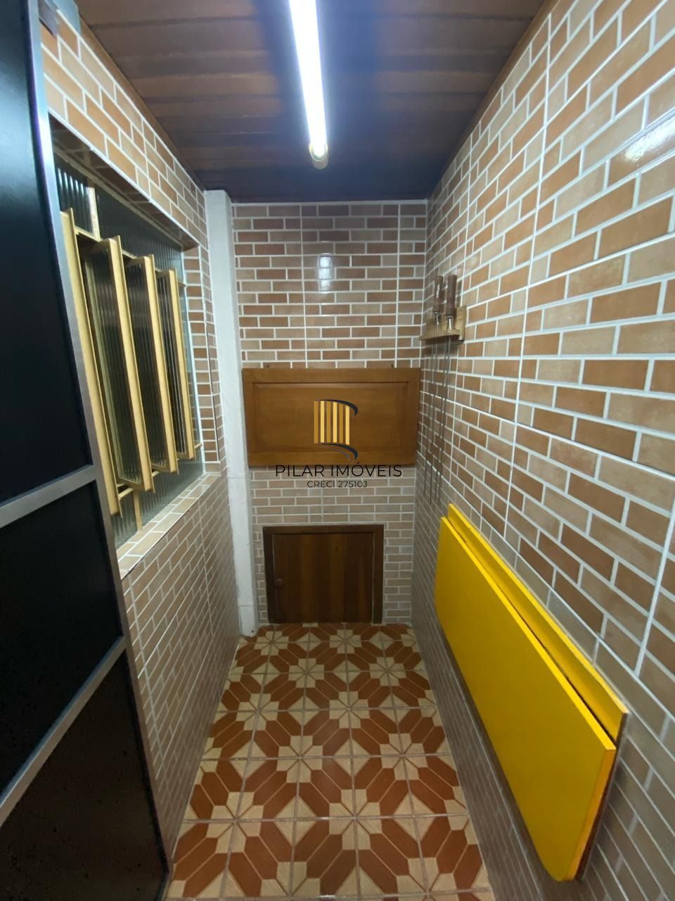 Ótima casa de dois pavimentos localizada no Bairro Restinga