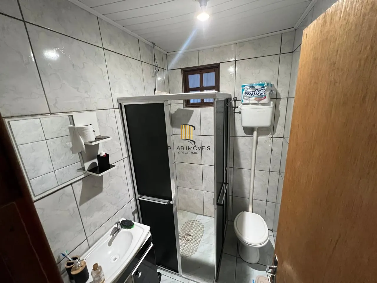 Ótima casa em de 2 dormitórios com piscina  localizada em Viamão
