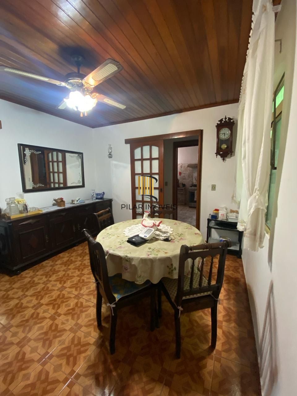 Ótima casa de dois pavimentos localizada no Bairro Restinga