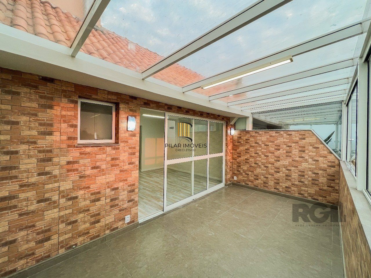 Casa em Condomínio no bairro Pedra Redonda - 5 dormitórios