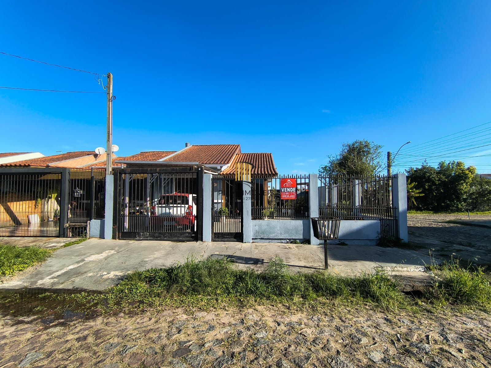 Belissima casa terrea de esquina, 3 dormitorios, semi mobiliada e com piscina, no Loteamento Moradas do Sul