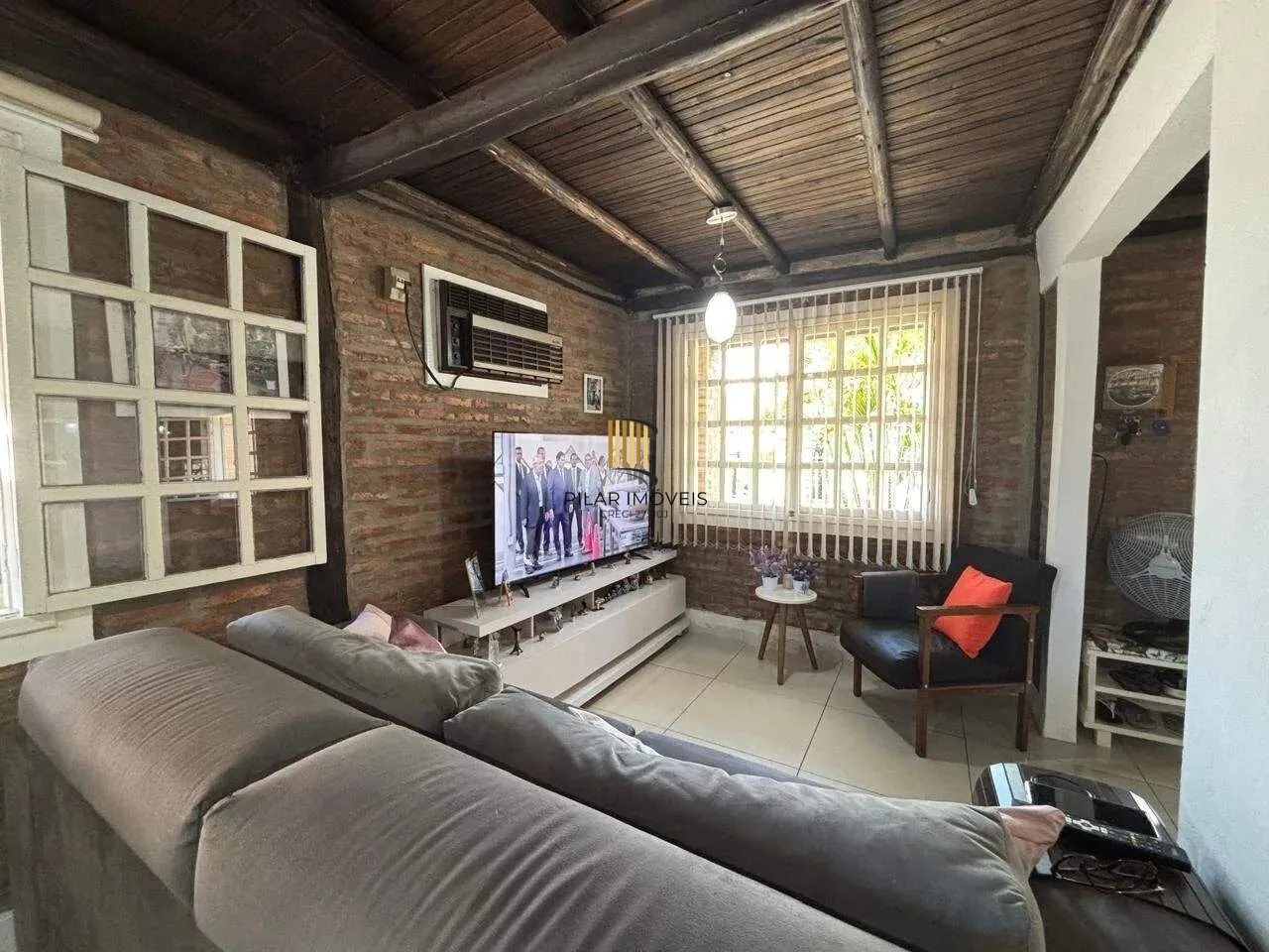 Casa Completa no Condomínio Cantegril: 4 Dormitórios, 2 Suítes, Piscina, Espaço Gourmet, Lareira e Pátio Arborizado