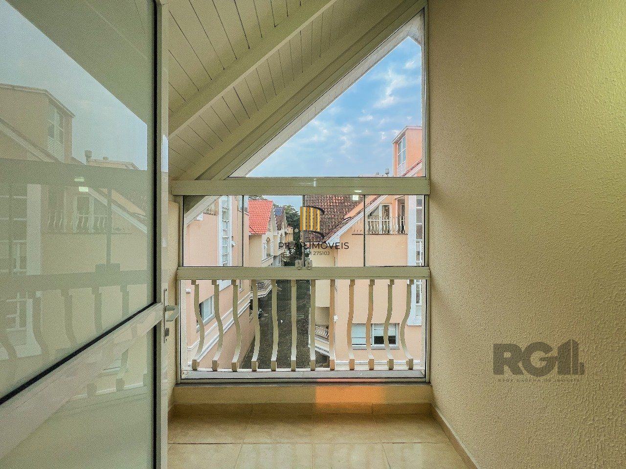 Casa em Condomínio no bairro Pedra Redonda - 5 dormitórios