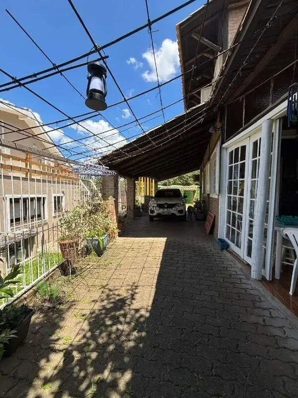 Casa Completa no Condomínio Cantegril: 4 Dormitórios, 2 Suítes, Piscina, Espaço Gourmet, Lareira e Pátio Arborizado