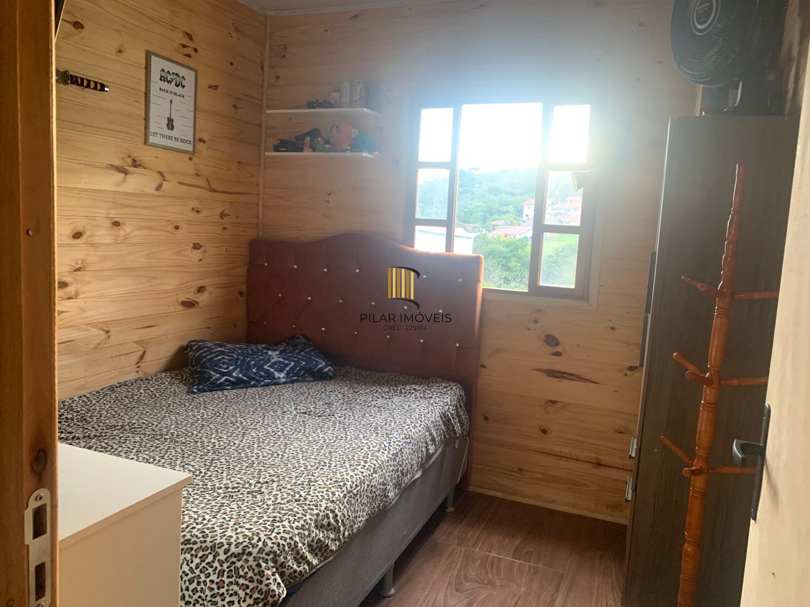 Terreno com 2 casas pré-fabricadas recém-construídas