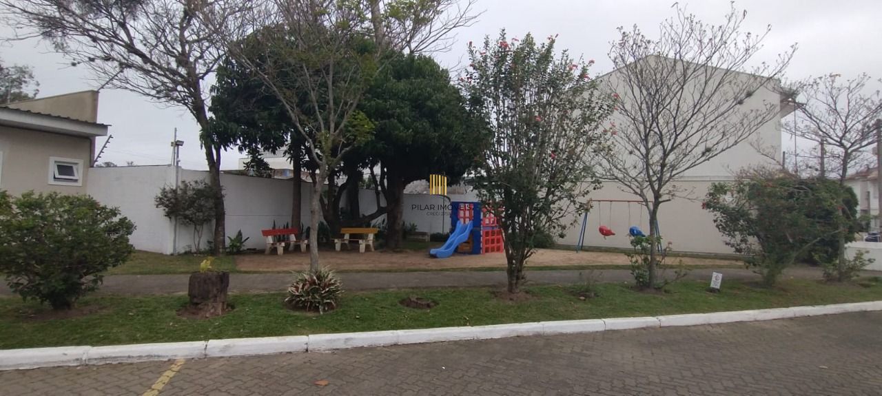 Sobrado no Bairro Hípica - 3 Dormitórios