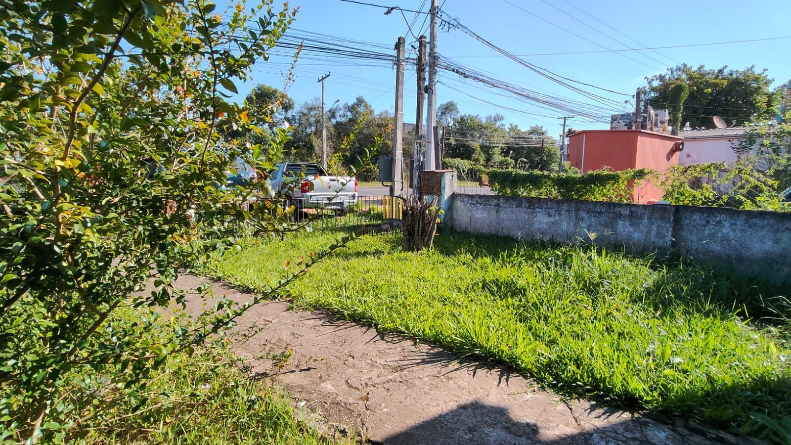 Casa com Terreno Grande com ótima Localização