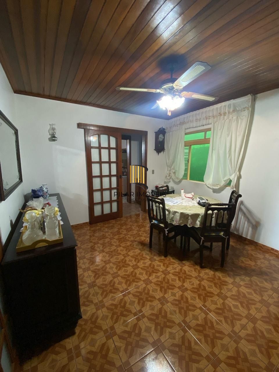 Ótima casa de dois pavimentos localizada no Bairro Restinga
