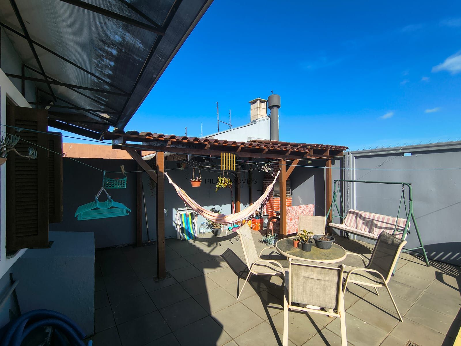 Belissima casa terrea de esquina, 3 dormitorios, semi mobiliada e com piscina, no Loteamento Moradas do Sul