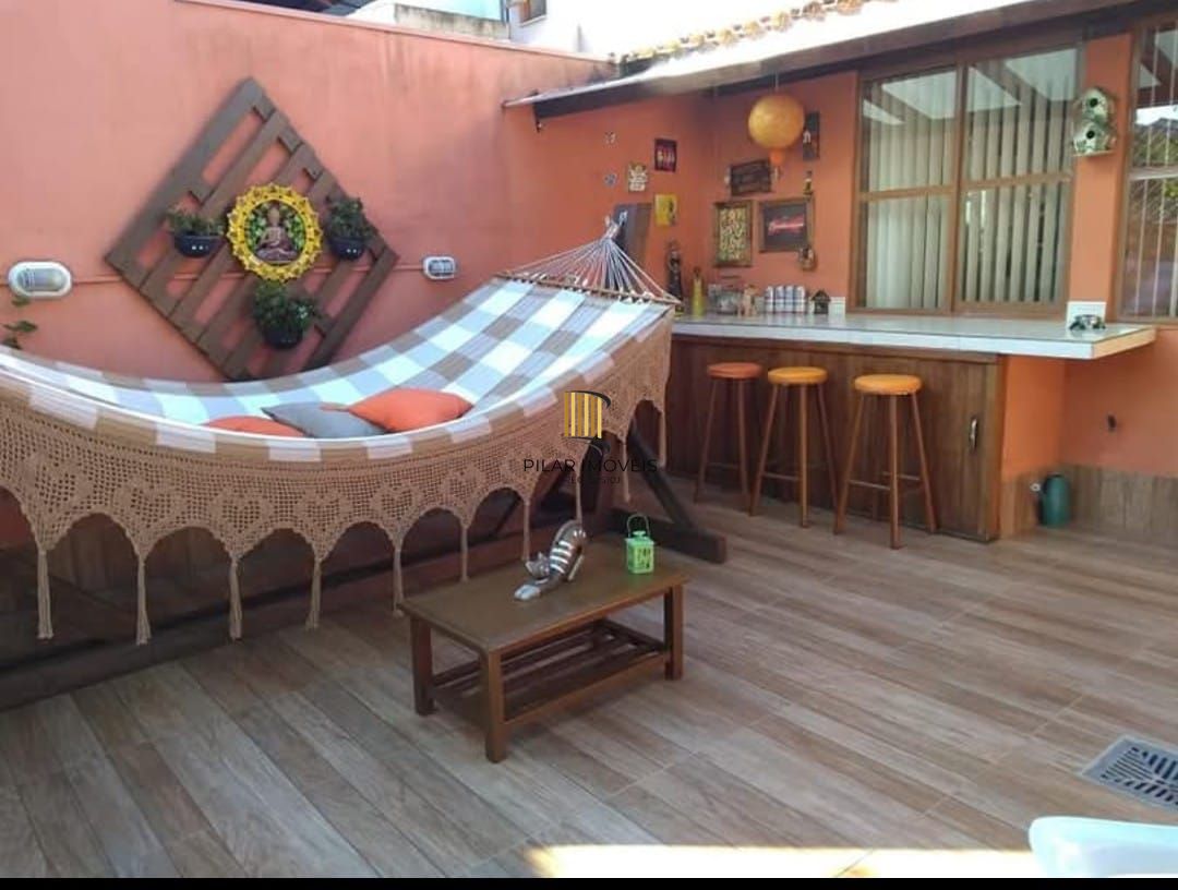 Sobrado no bairro Hípica 3 dormitórios - 2 vagas de garagem