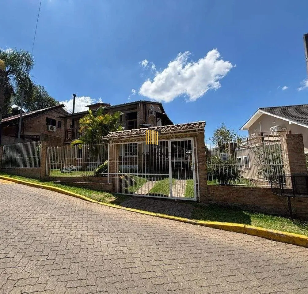 Casa Completa no Condomínio Cantegril: 4 Dormitórios, 2 Suítes, Piscina, Espaço Gourmet, Lareira e Pátio Arborizado - Pilar Imóveis