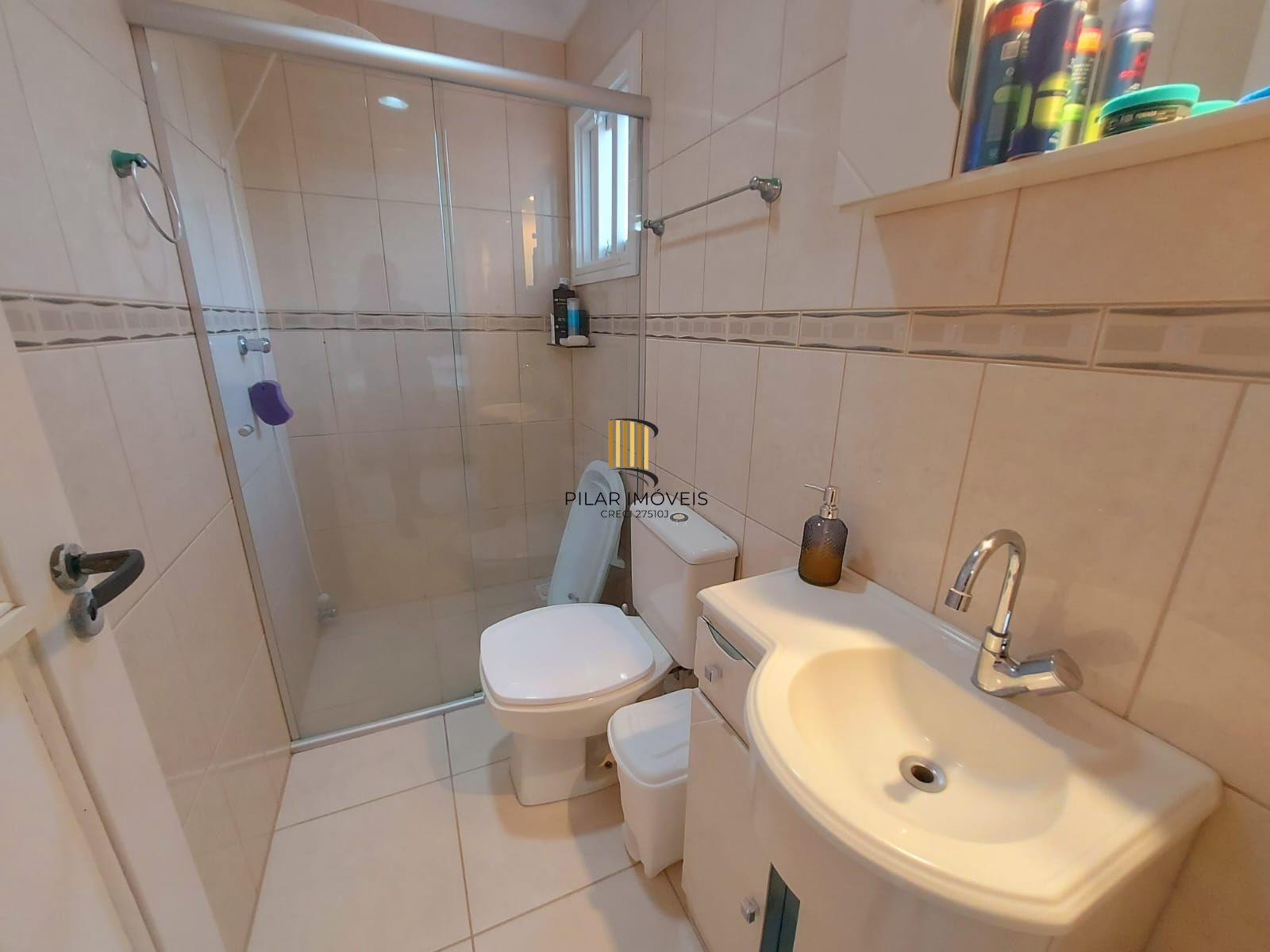 Ótimo sobrado semi mobiliado, 4 dormitórios sendo uma suíte, com piscina, em frente ao mar em Nova Tramandaí