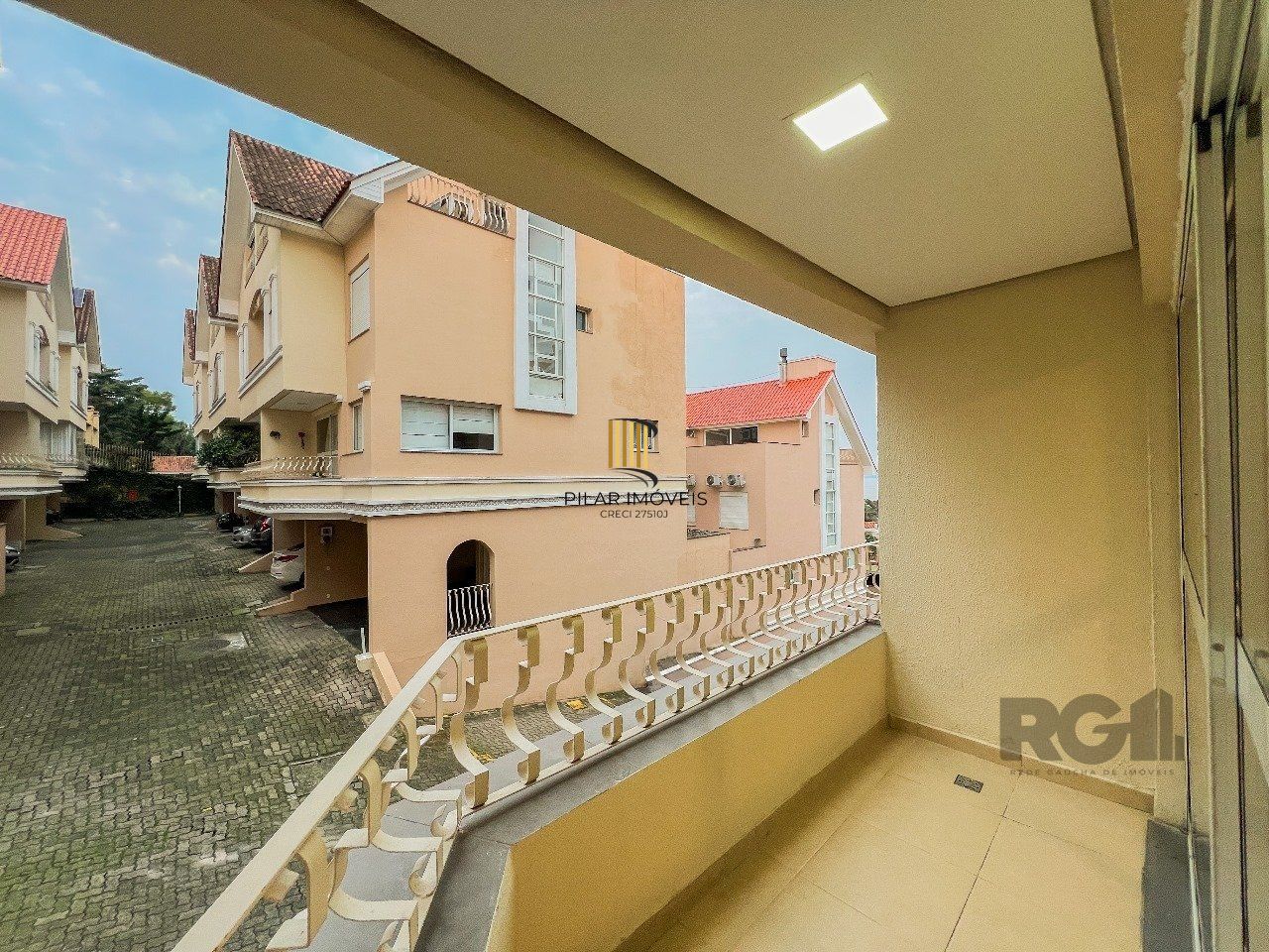 Casa em Condomínio no bairro Pedra Redonda - 5 dormitórios