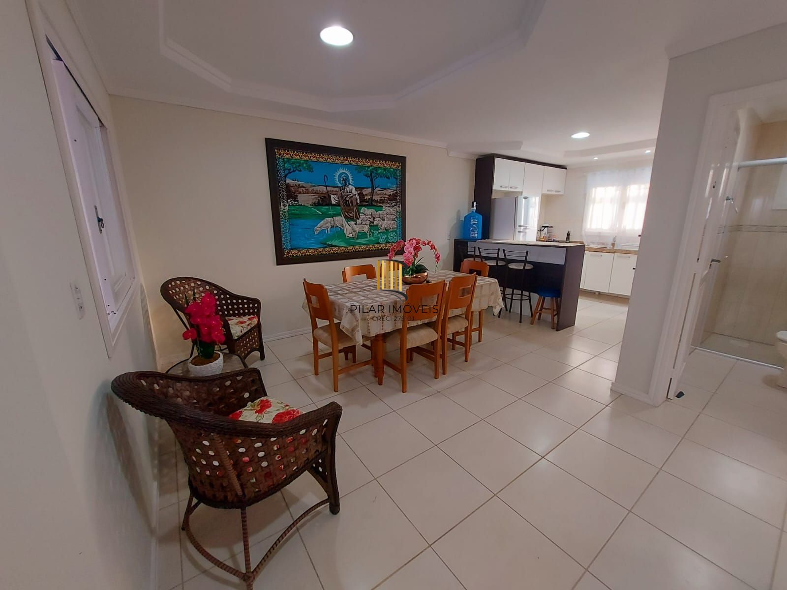 Ótimo sobrado semi mobiliado, 4 dormitórios sendo uma suíte, com piscina, em frente ao mar em Nova Tramandaí