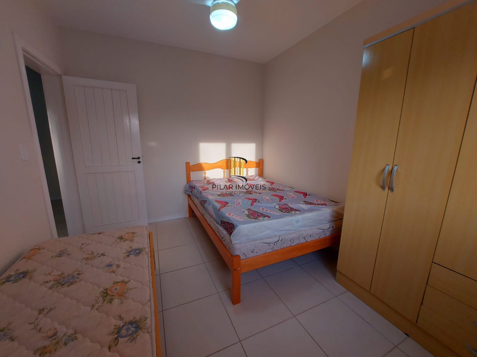 Ótimo sobrado semi mobiliado, 4 dormitórios sendo uma suíte, com piscina, em frente ao mar em Nova Tramandaí