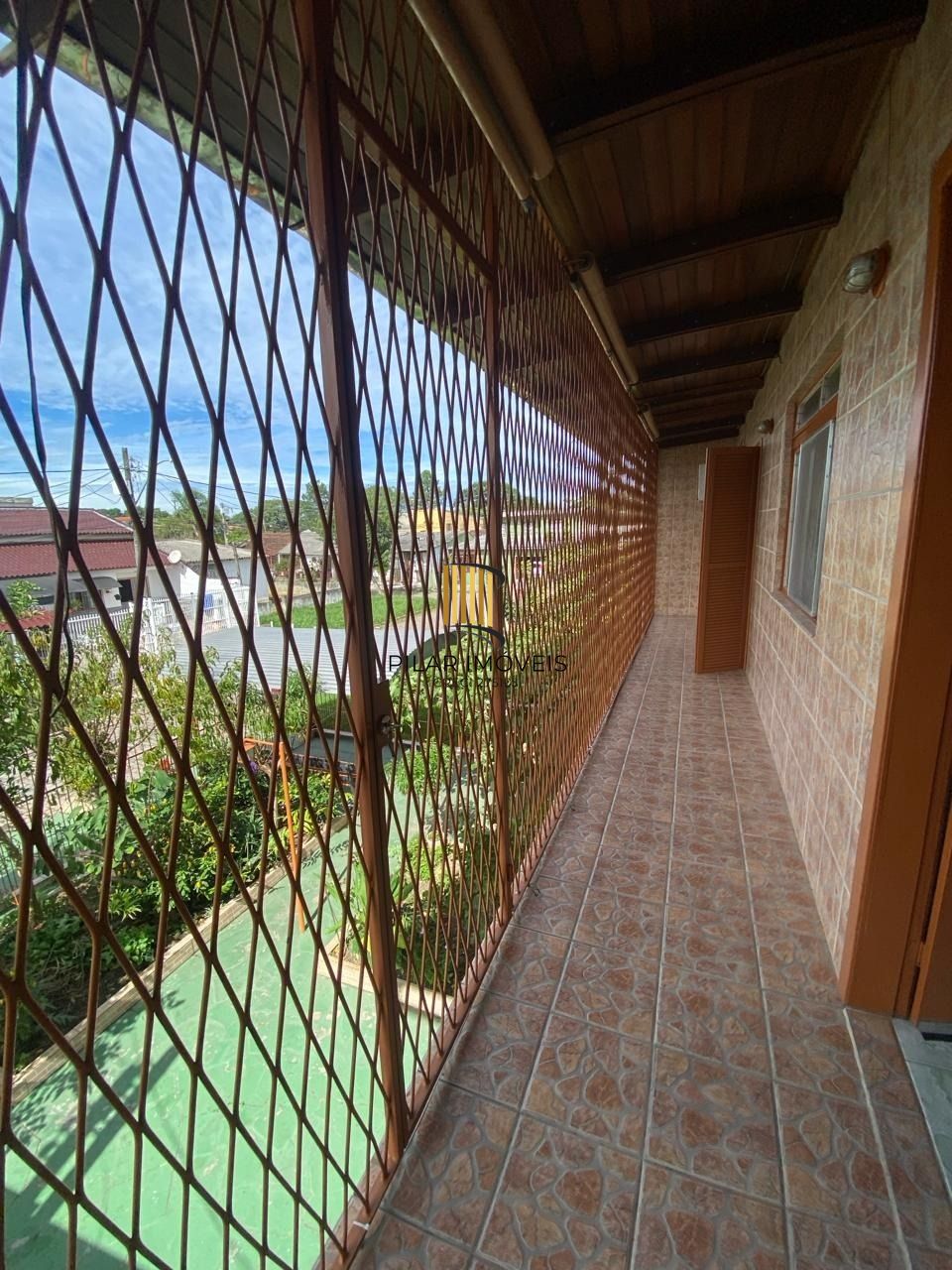 Ótima casa de dois pavimentos localizada no Bairro Restinga