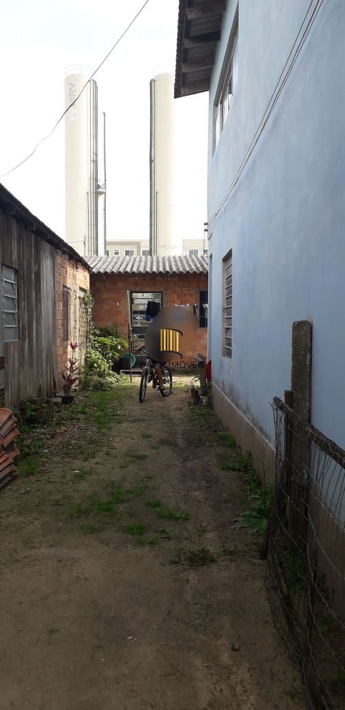 Terreno com 2 casas de Alvenaria