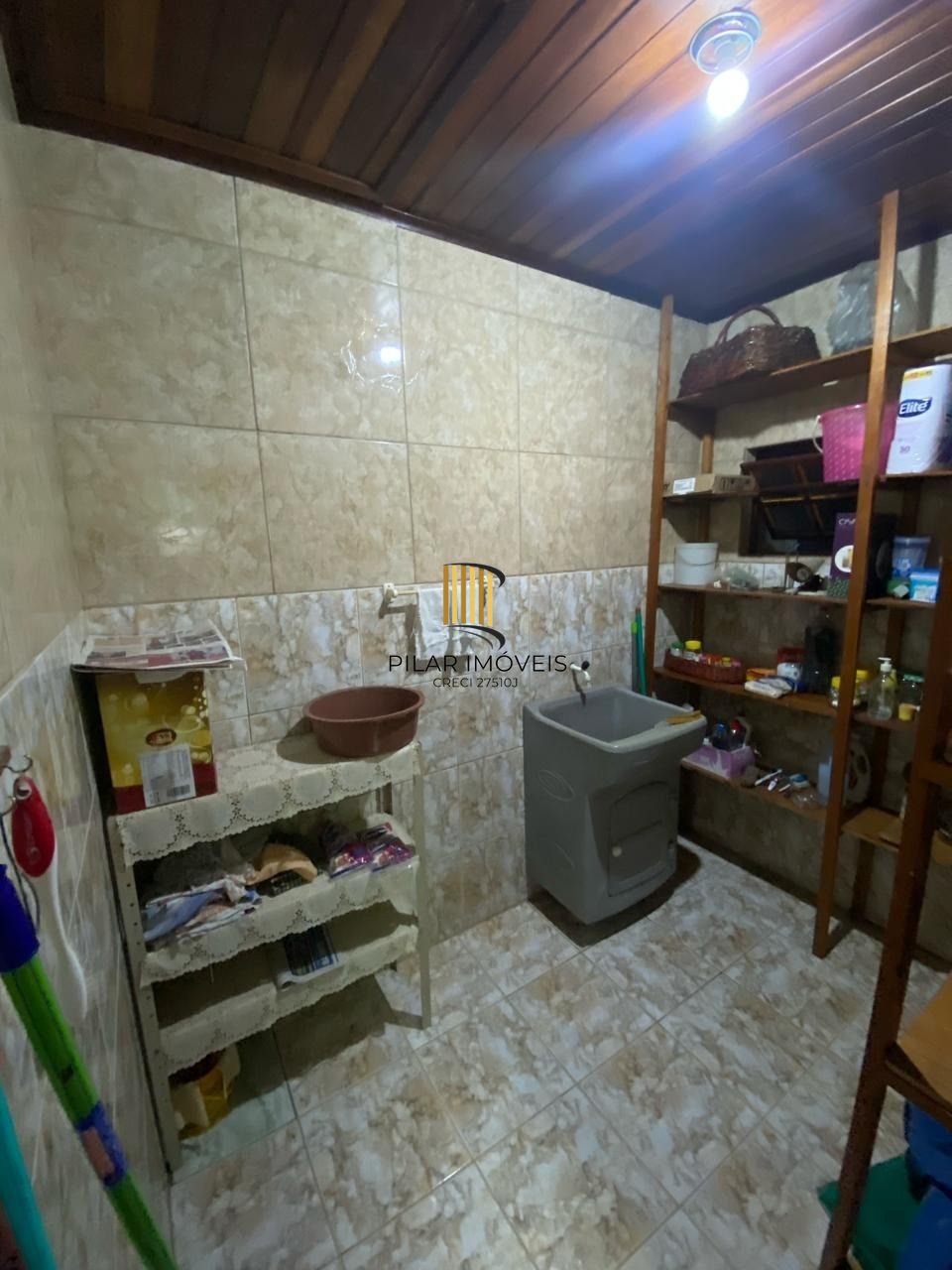 Ótima casa de dois pavimentos localizada no Bairro Restinga