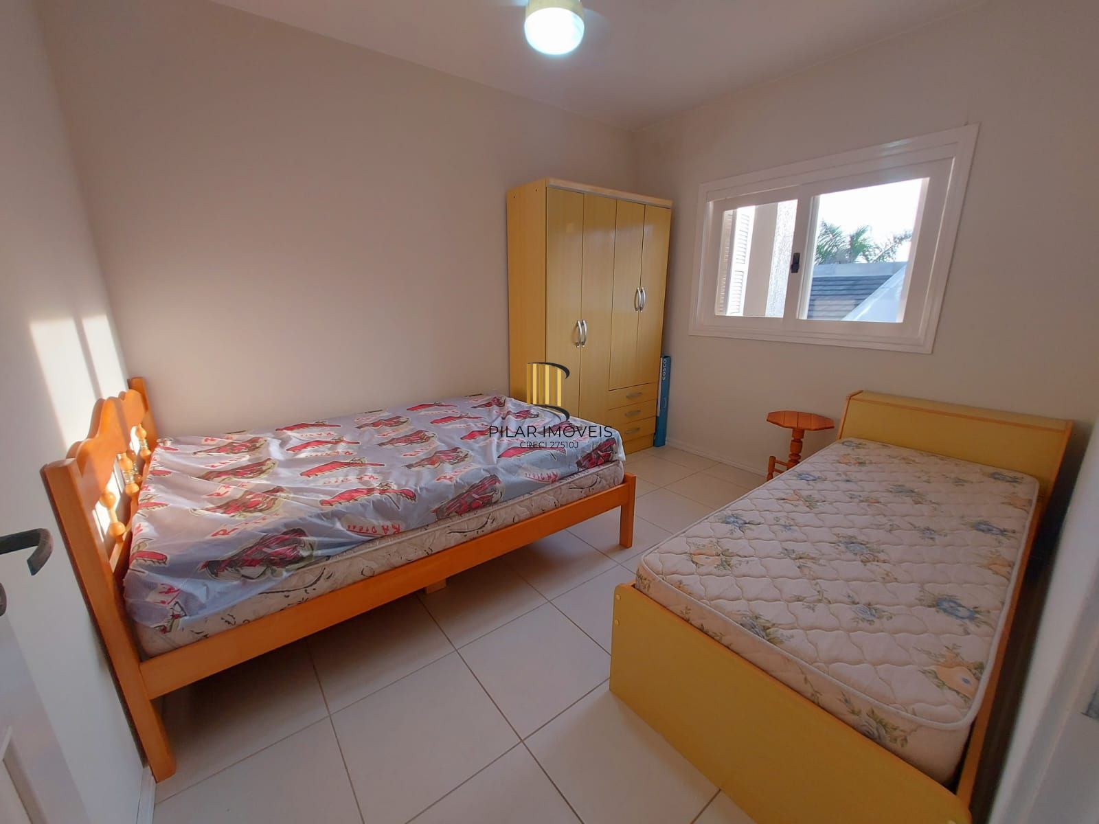 Ótimo sobrado semi mobiliado, 4 dormitórios sendo uma suíte, com piscina, em frente ao mar em Nova Tramandaí