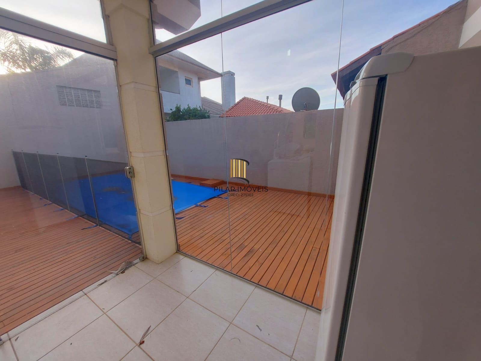 Ótimo sobrado semi mobiliado, 4 dormitórios sendo uma suíte, com piscina, em frente ao mar em Nova Tramandaí