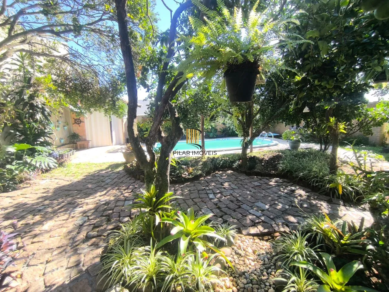 Casa Completa no Condomínio Cantegril: 4 Dormitórios, 2 Suítes, Piscina, Espaço Gourmet, Lareira e Pátio Arborizado