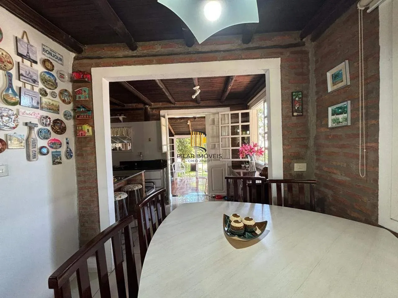 Casa Completa no Condomínio Cantegril: 4 Dormitórios, 2 Suítes, Piscina, Espaço Gourmet, Lareira e Pátio Arborizado