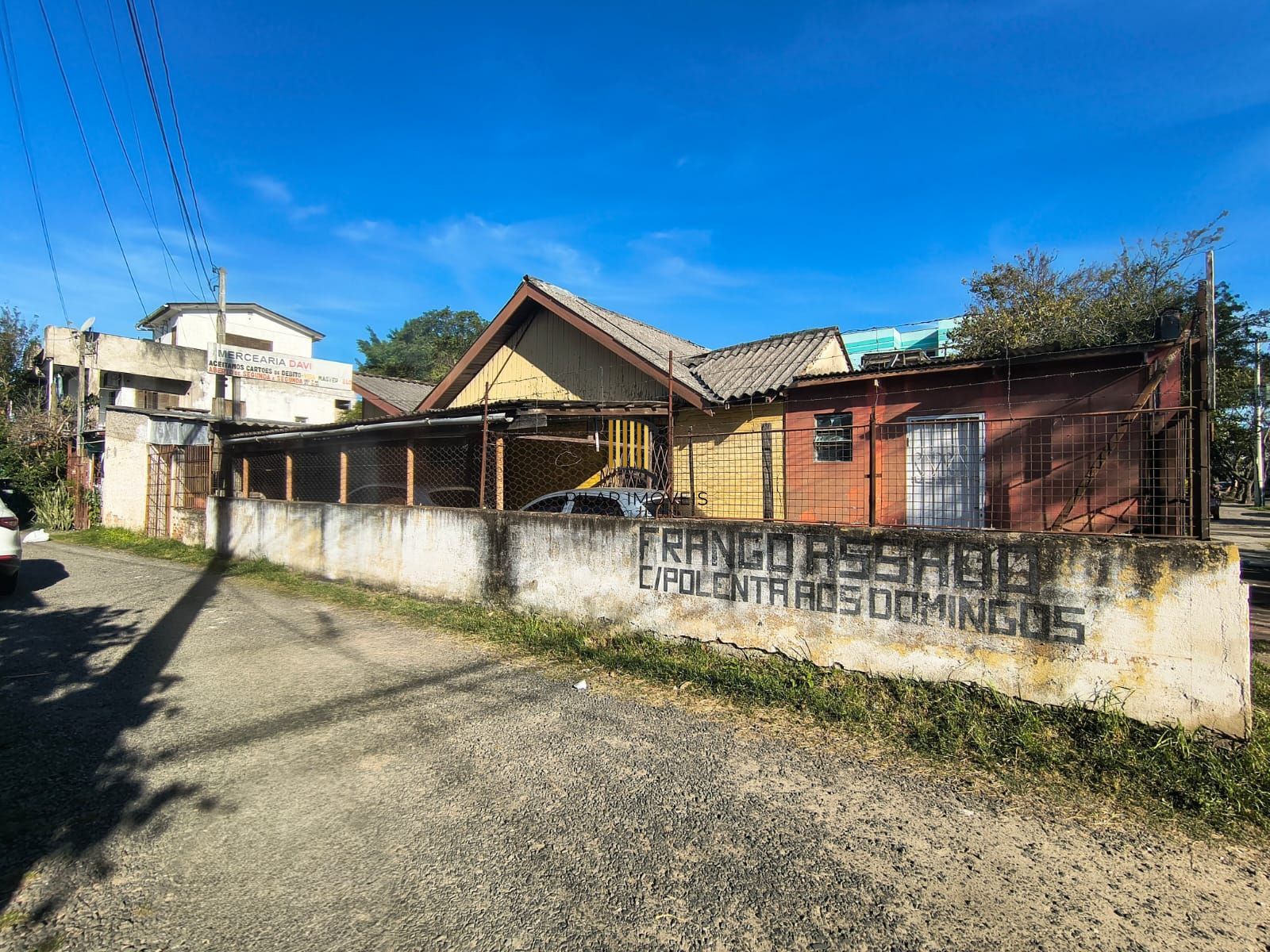 Casa de esquina no Bairro Camaquã