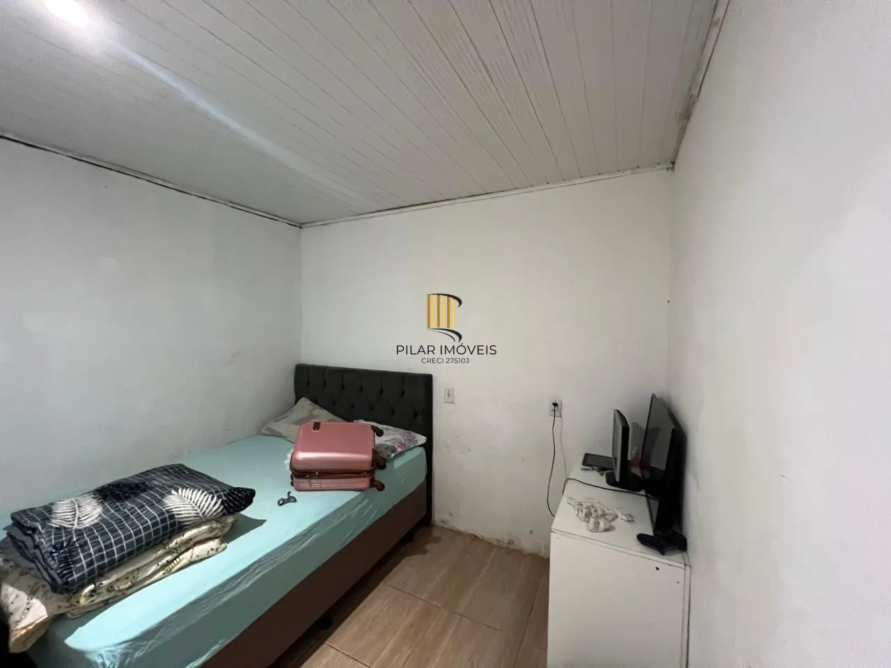 Ótima casa em de 2 dormitórios com piscina  localizada em Viamão