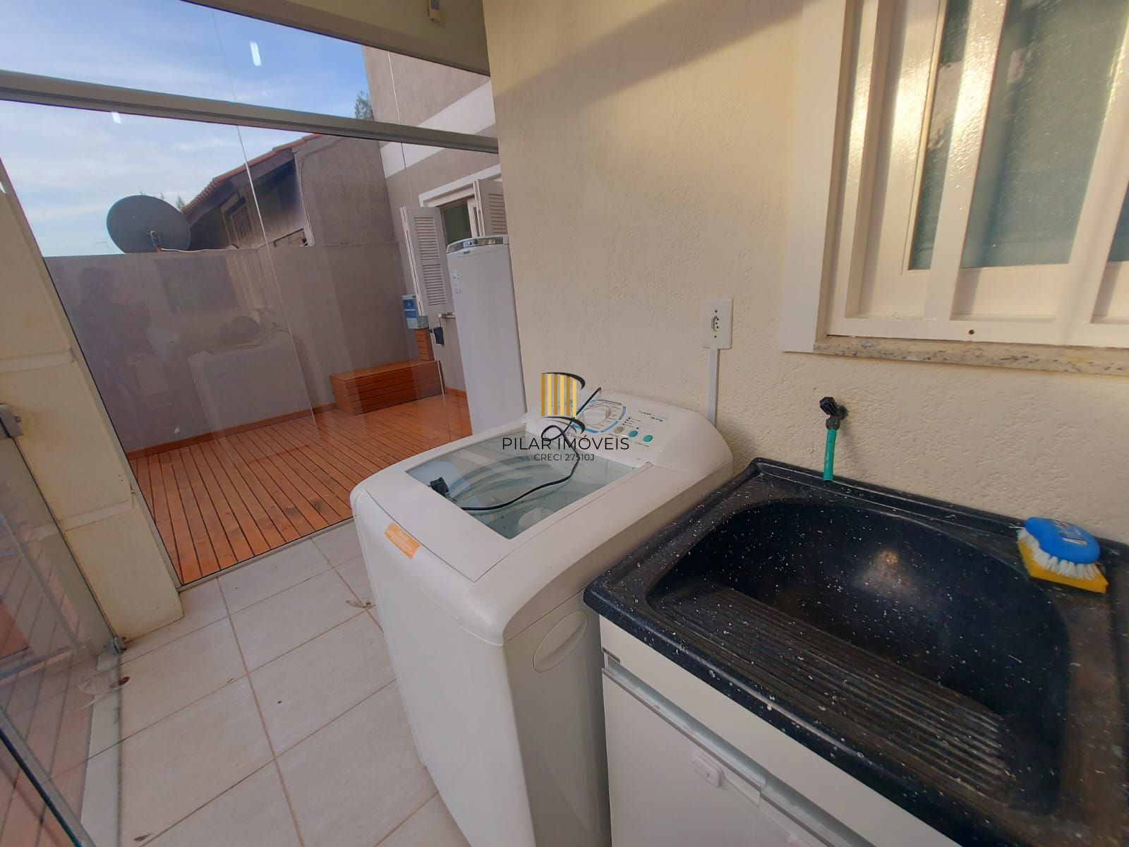 Ótimo sobrado semi mobiliado, 4 dormitórios sendo uma suíte, com piscina, em frente ao mar em Nova Tramandaí