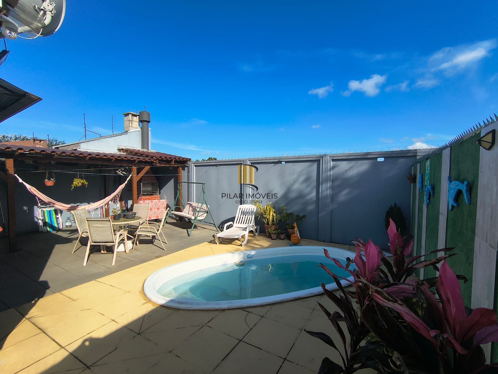 Belissima casa terrea de esquina, 3 dormitorios, semi mobiliada e com piscina, no Loteamento Moradas do Sul