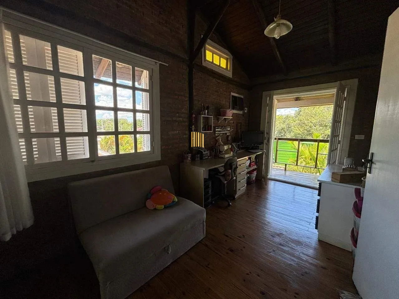 Casa Completa no Condomínio Cantegril: 4 Dormitórios, 2 Suítes, Piscina, Espaço Gourmet, Lareira e Pátio Arborizado
