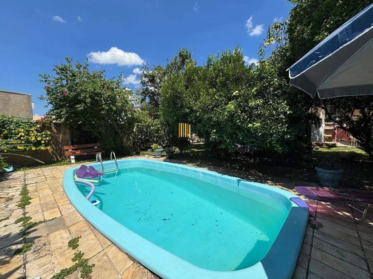 Casa Completa no Condomínio Cantegril: 4 Dormitórios, 2 Suítes, Piscina, Espaço Gourmet, Lareira e Pátio Arborizado