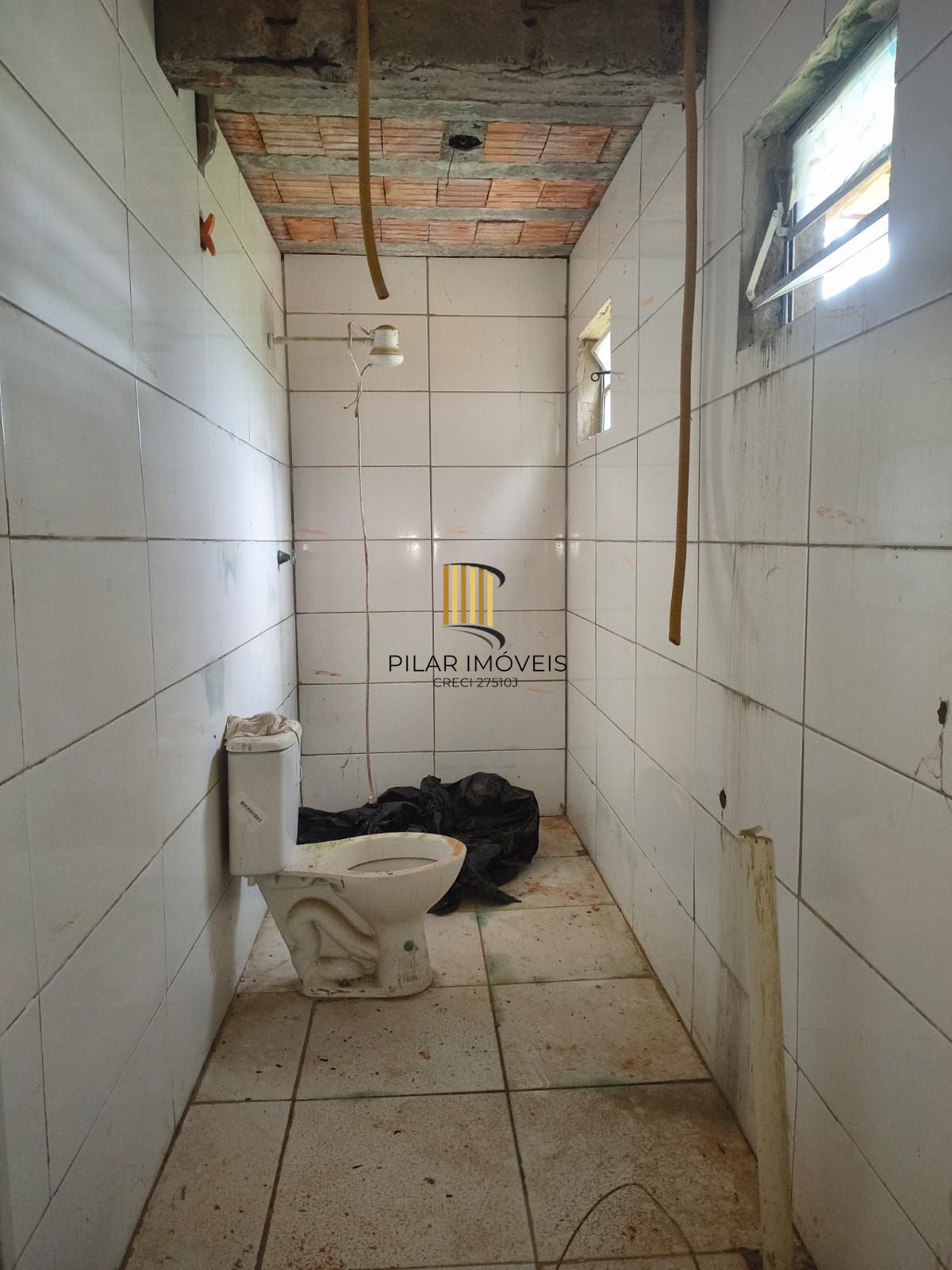 Casa de esquina com 2 dormitorios em Quintão