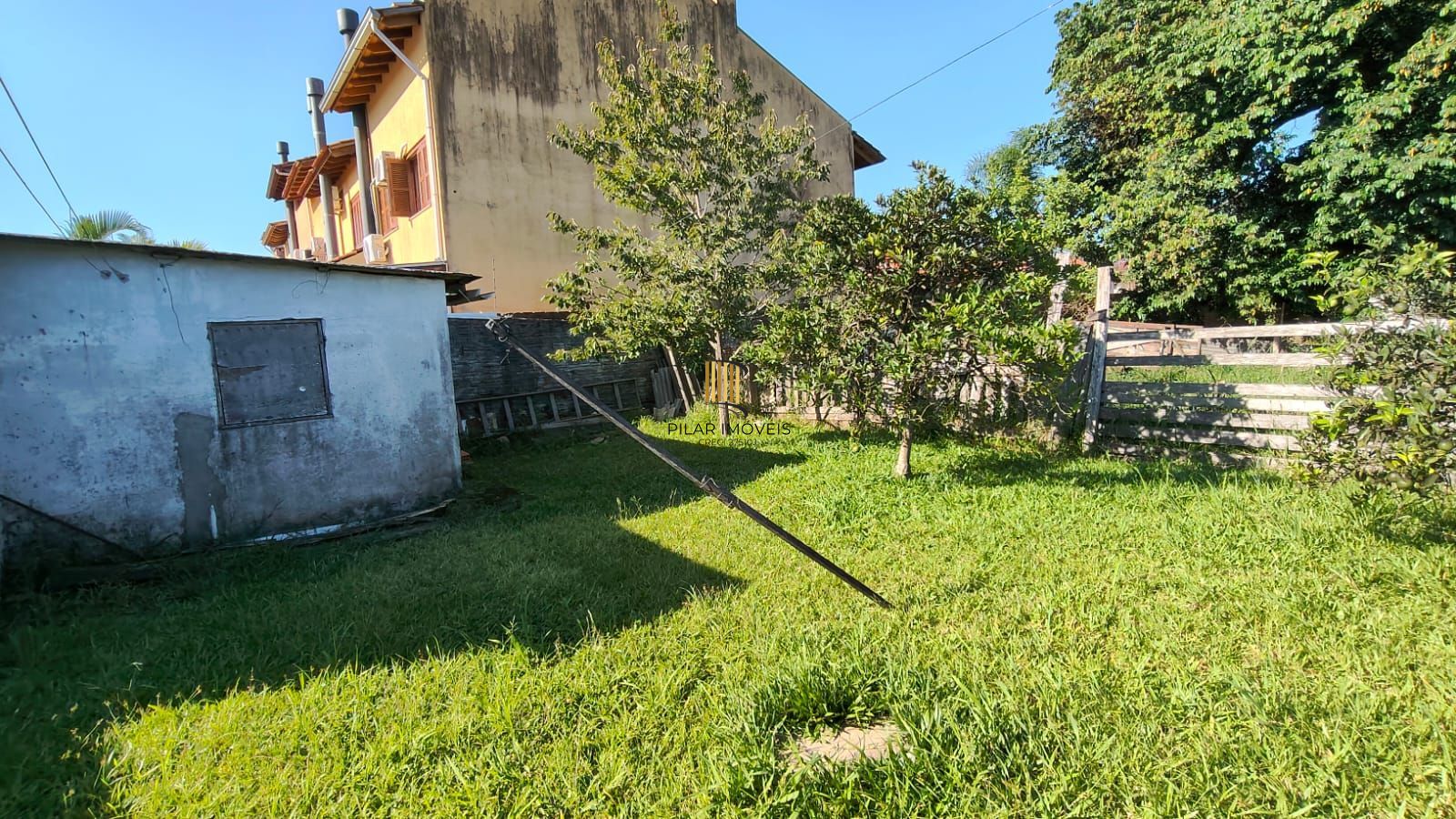 Casa com Terreno Grande com ótima Localização
